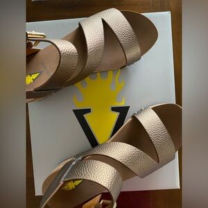 Volatile Size 6M Bronze 2-inch Wedge Sandals